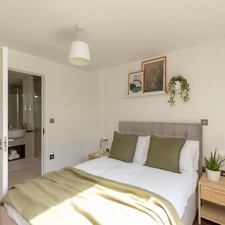 Modern Luxe Apt Just 10 Mins From Tower Bridge! Easy Access To Tube And Bus Лондон Экстерьер фото