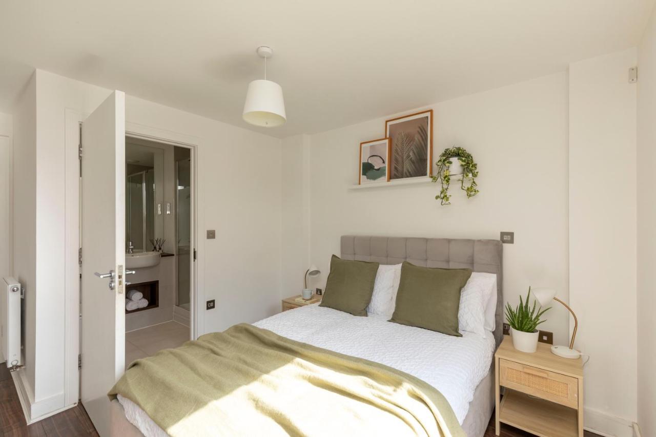 Modern Luxe Apt Just 10 Mins From Tower Bridge! Easy Access To Tube And Bus Лондон Экстерьер фото