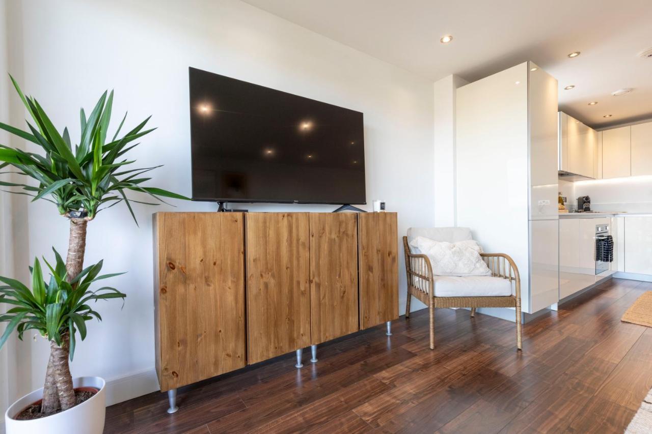 Modern Luxe Apt Just 10 Mins From Tower Bridge! Easy Access To Tube And Bus Лондон Экстерьер фото