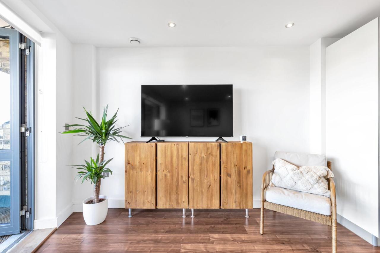 Modern Luxe Apt Just 10 Mins From Tower Bridge! Easy Access To Tube And Bus Лондон Экстерьер фото