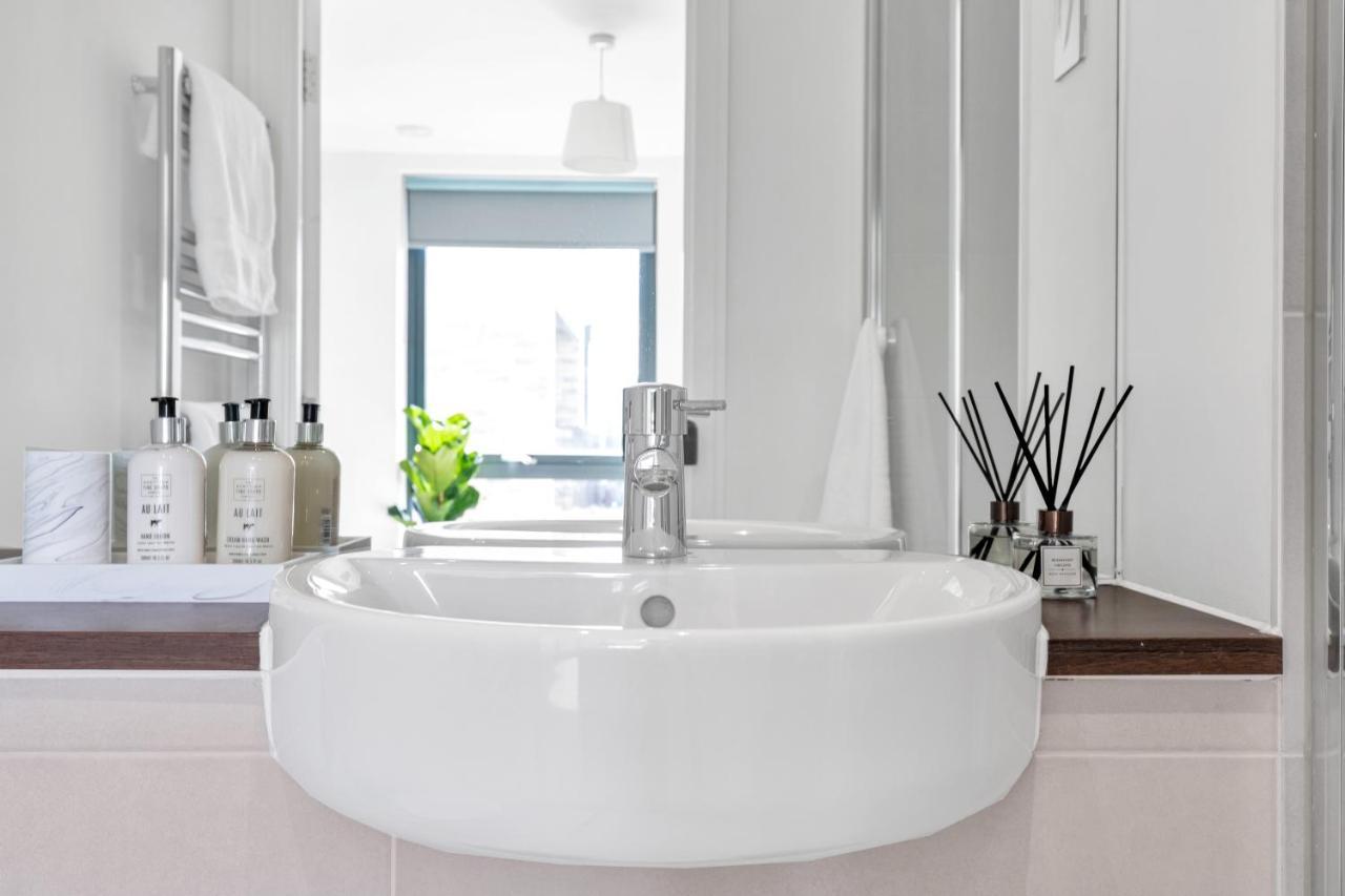 Modern Luxe Apt Just 10 Mins From Tower Bridge! Easy Access To Tube And Bus Лондон Экстерьер фото